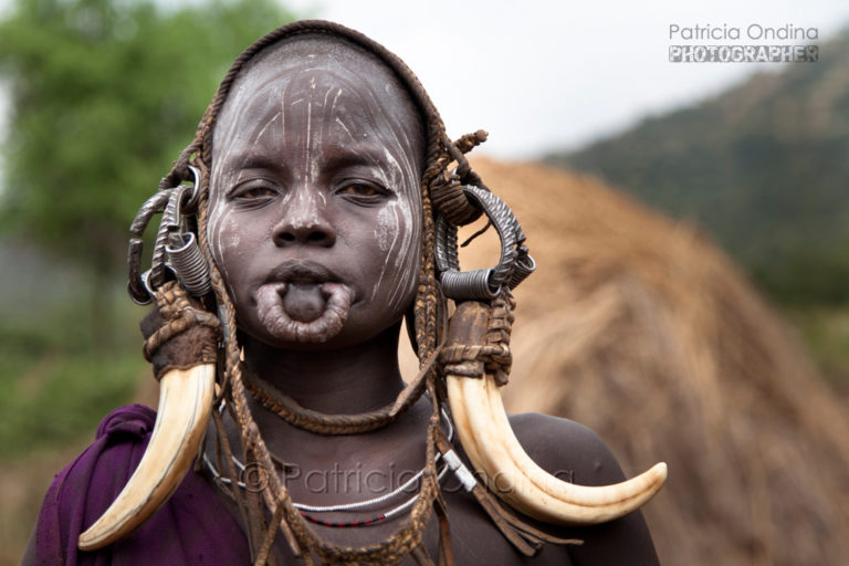 Surma, le groupe ethnique des femmes à plateau d'Ethiopie